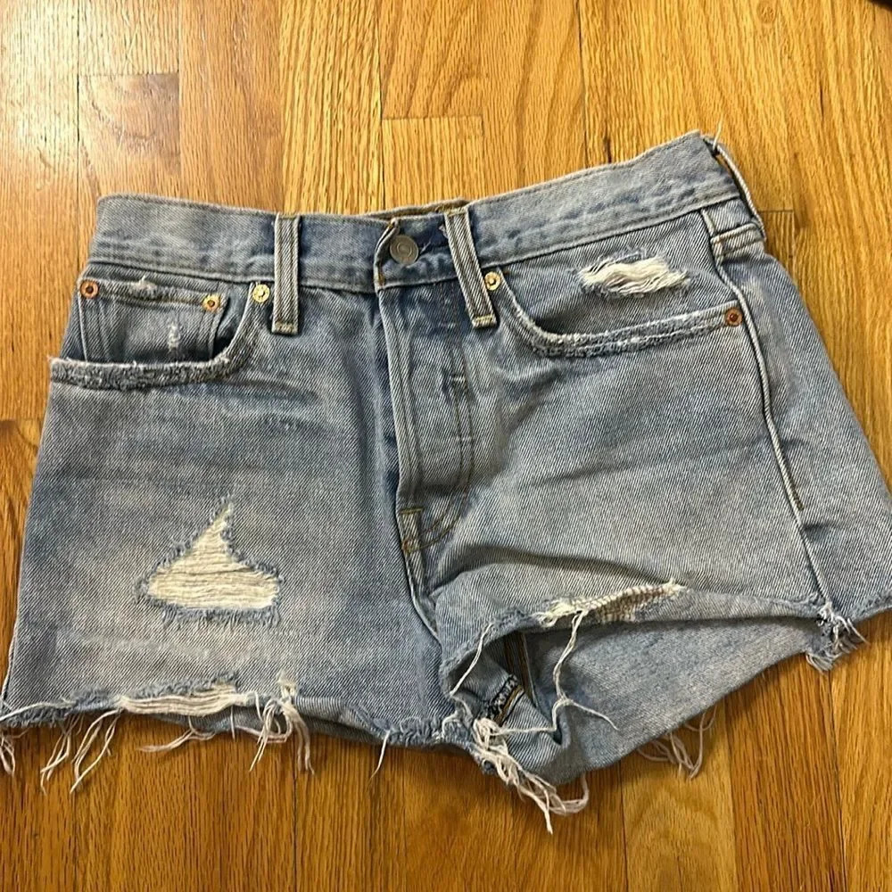 Levi’s 501 sz 27 button fly cut off Jean shorts light wash great condition